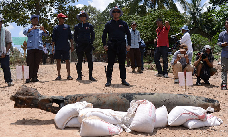 В Камбодже дайверы начали очистку водоемов от неразорвавшихся снарядов