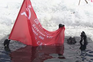 Дайверы из Якутии совершили первое в мире подледное погружение со знаменем Победы