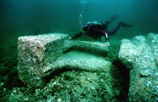 В Греции на 3-х метровой глубине обнаружен античный город