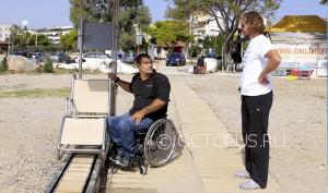 Курс-директор DDI Manthos Marras демонстрирует оборудование для обеспечения доступности пляжа для людей с инвалидностью. Греция.